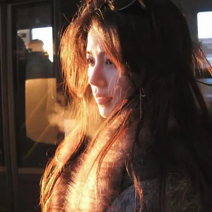滑板车男孩